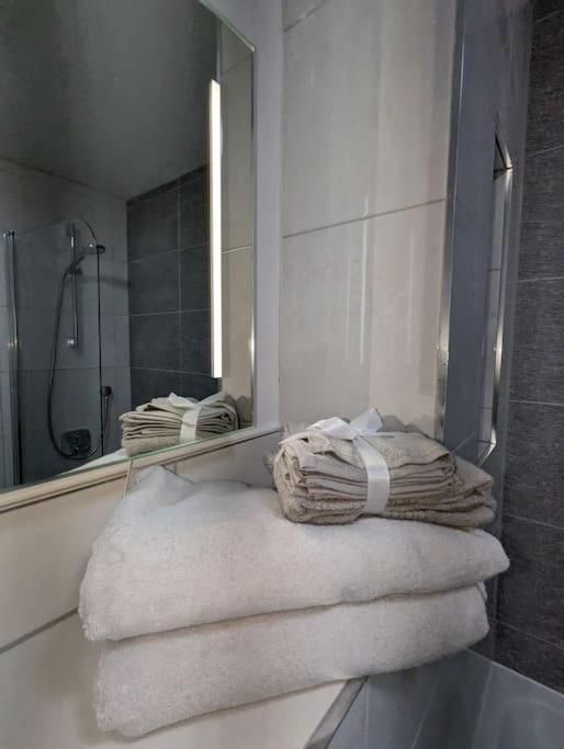 New Lux 1 Or 2 Bed Flats + Car Park + 5min Tube + Fast Wifi Apartment *