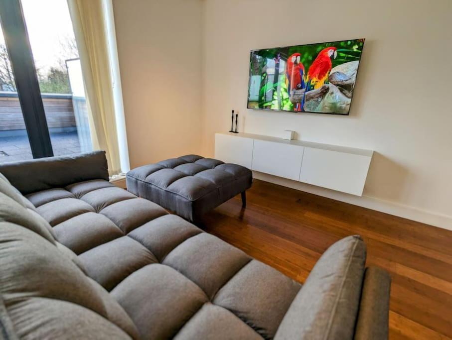 New Lux 1 Or 2 Bed Flats + Car Park + 5min Tube + Fast Wifi * London