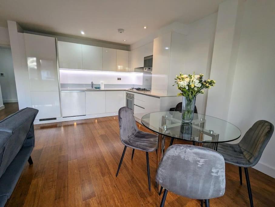 New Lux 1 Or 2 Bed Flats + Car Park + 5min Tube + Fast Wifi Apartment London