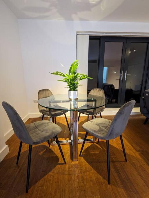 New Lux 1 Or 2 Bed Flats + Car Park + 5min Tube + Fast Wifi London