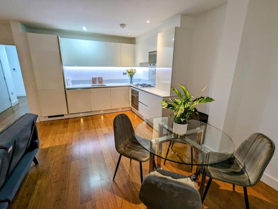 Apartment New Lux 1 Or 2 Bed Flats + Car Park + 5min Tube + Fast Wifi London