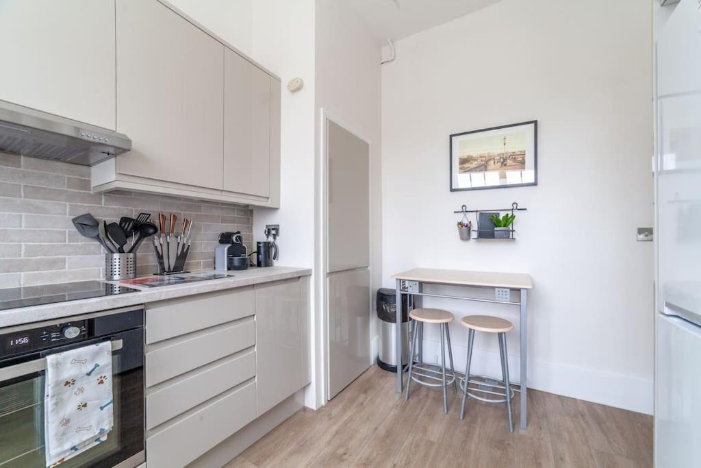 Spacious & 3-bed Flat By Popular Waterloo! * Londres