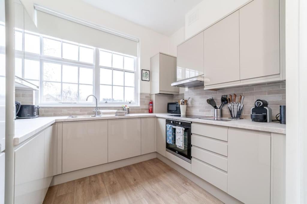 Apartamento Spacious & 3-bed Flat By Popular Waterloo!