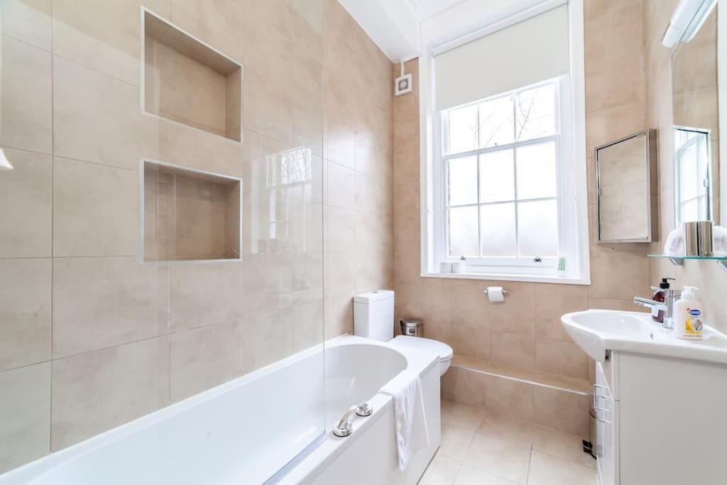 Apartamento Spacious & 3-bed Flat By Popular Waterloo! *