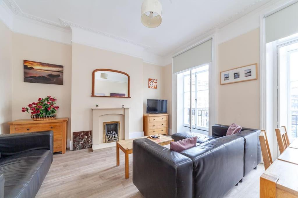 Spacious & 3-bed Flat By Popular Waterloo!