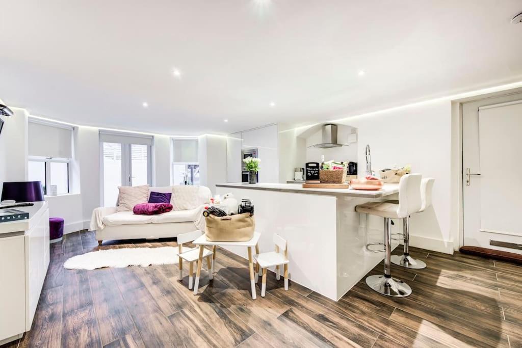 Luxury 1 Bed With Private Terrace & Parking - Heart Of Wanstead Village Apartment