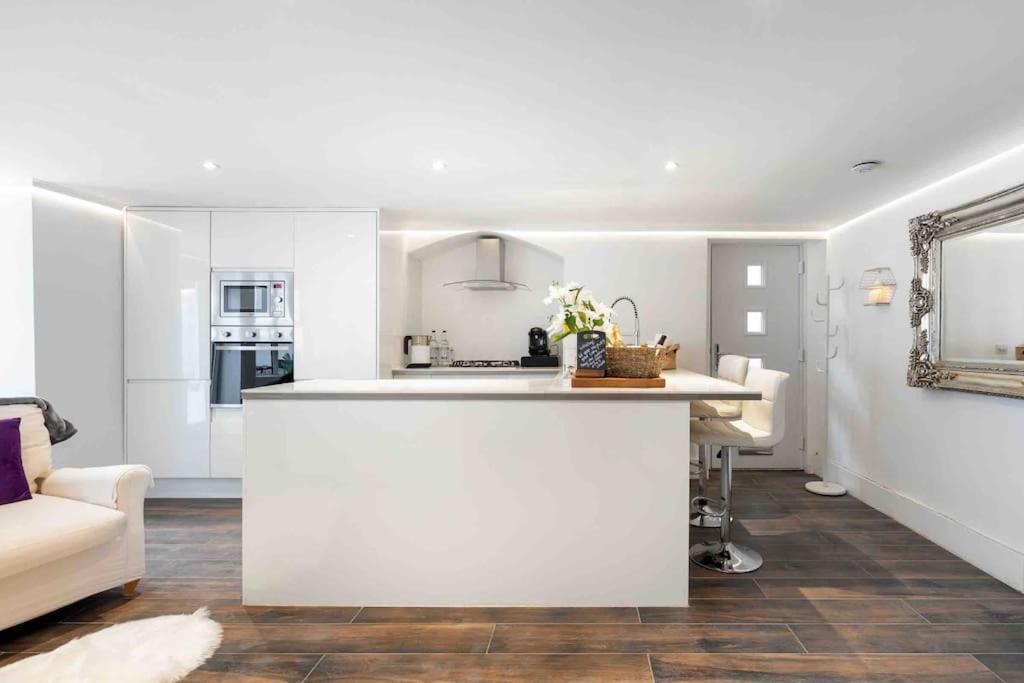 Apartment Luxury 1 Bed With Private Terrace & Parking - Heart Of Wanstead Village London