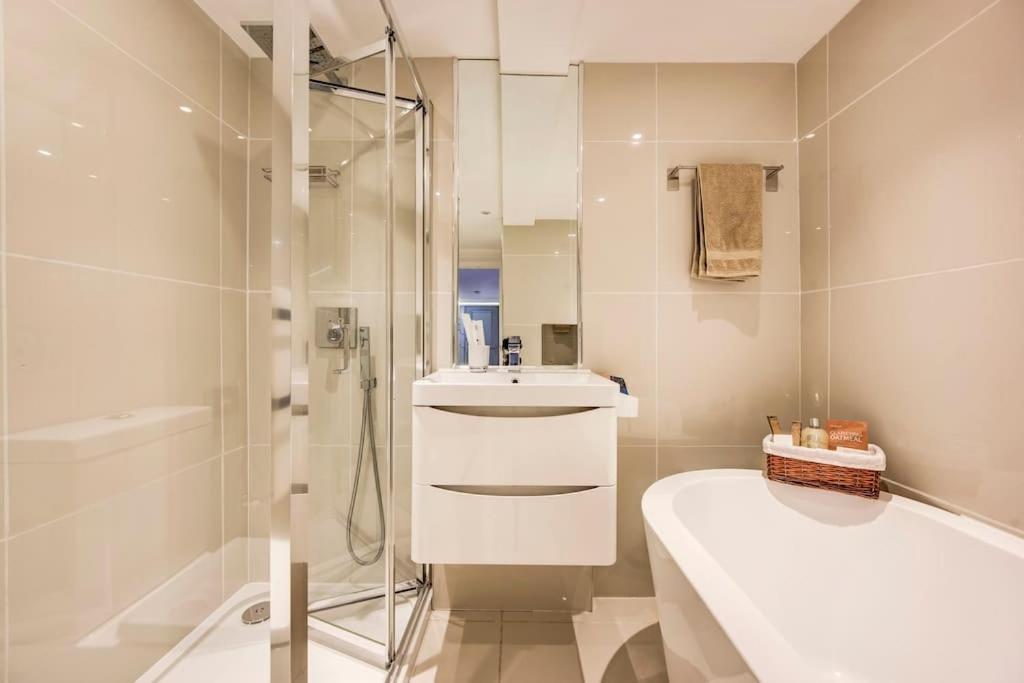 Luxury 1 Bed With Private Terrace & Parking - Heart Of Wanstead Village Apartment London