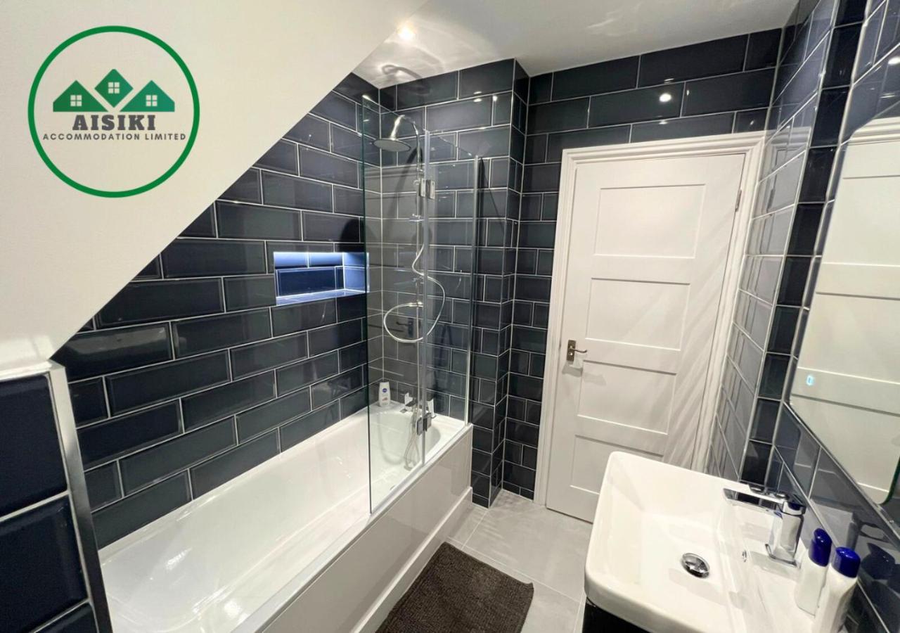 Aisiki At Enfield, Airconditioned & Pet-friendly Ground Floor 3 Bedrooms & 2 Bathrooms Flat With King Or Twin Beds With Garden And Free Wi-fi & Parking * London