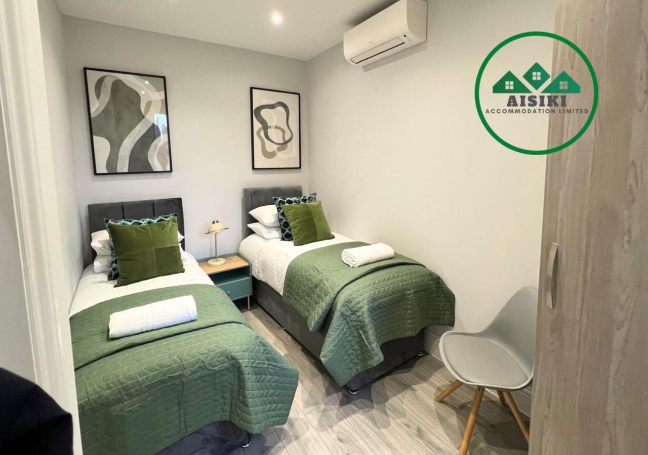 Aisiki At Enfield, Airconditioned & Pet-friendly Ground Floor 3 Bedrooms & 2 Bathrooms Flat With King Or Twin Beds With Garden And Free Wi-fi & Parking *