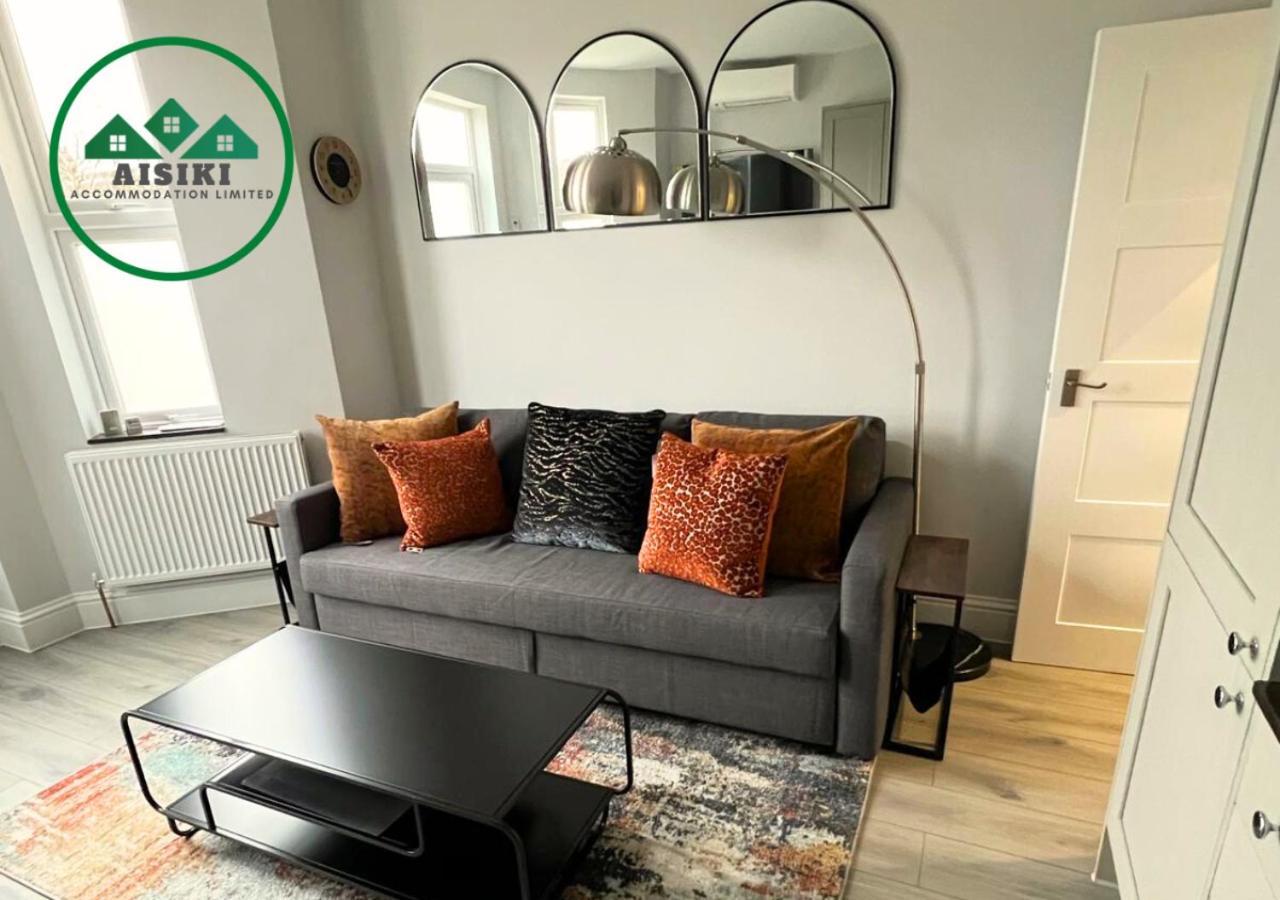 Aisiki At Enfield, Airconditioned & Pet-friendly Ground Floor 3 Bedrooms & 2 Bathrooms Flat With King Or Twin Beds With Garden And Free Wi-fi & Parking