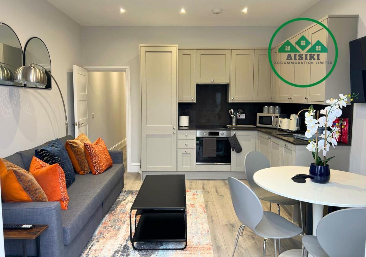 Aisiki At Enfield, Airconditioned & Pet-friendly Ground Floor 3 Bedrooms & 2 Bathrooms Flat With King Or Twin Beds With Garden And Free Wi-fi & Parking * London