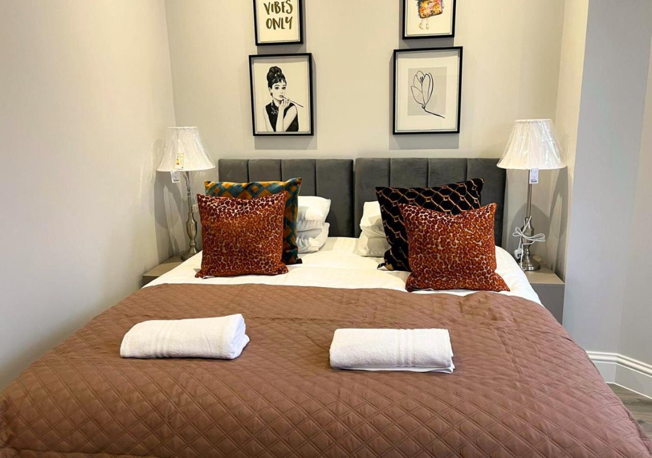 Aisiki At Enfield, Airconditioned & Pet-friendly Ground Floor 3 Bedrooms & 2 Bathrooms Flat With King Or Twin Beds With Garden And Free Wi-fi & Parking London