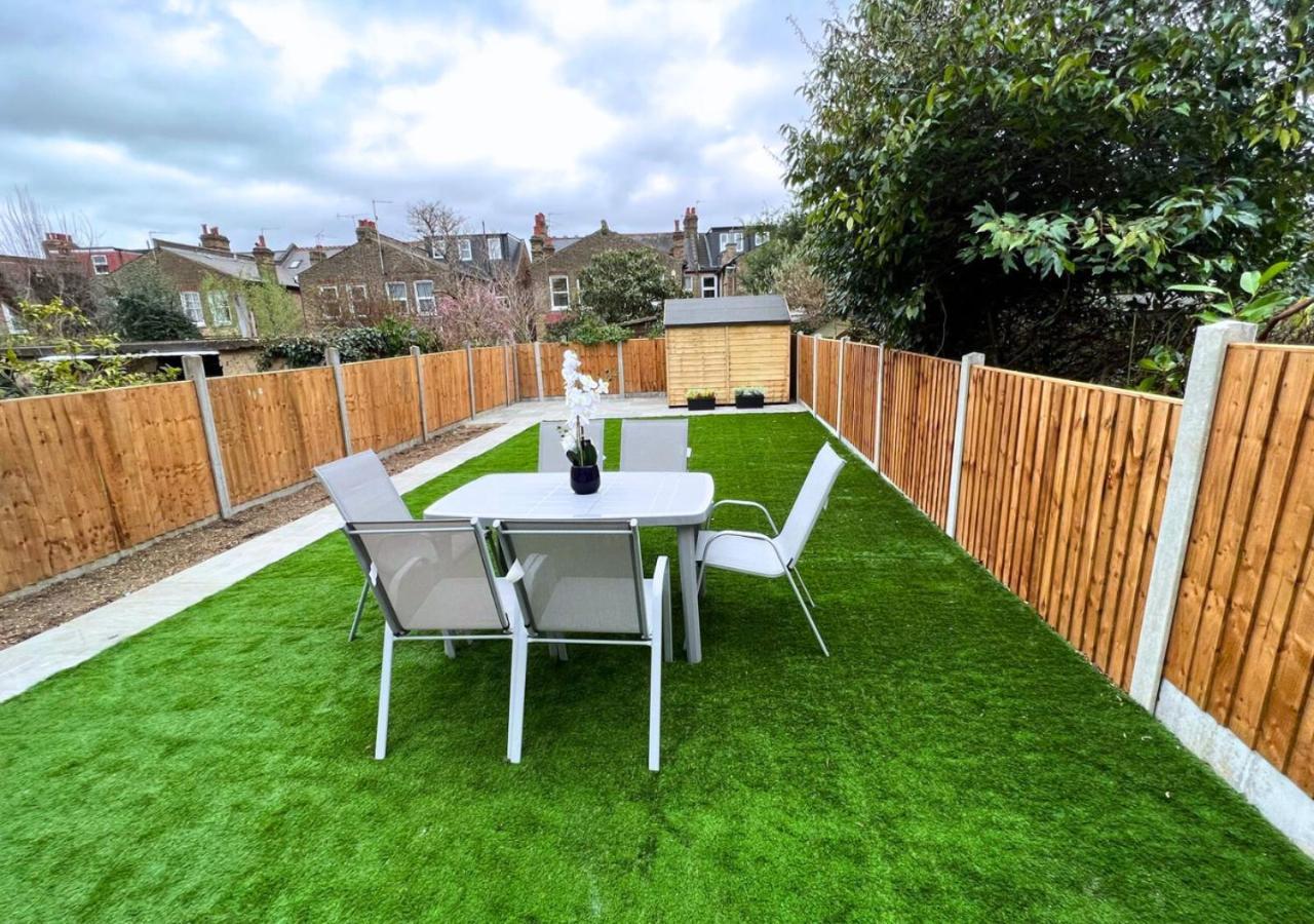 Aisiki At Enfield, Airconditioned & Pet-friendly Ground Floor 3 Bedrooms & 2 Bathrooms Flat With King Or Twin Beds With Garden And Free Wi-fi & Parking London