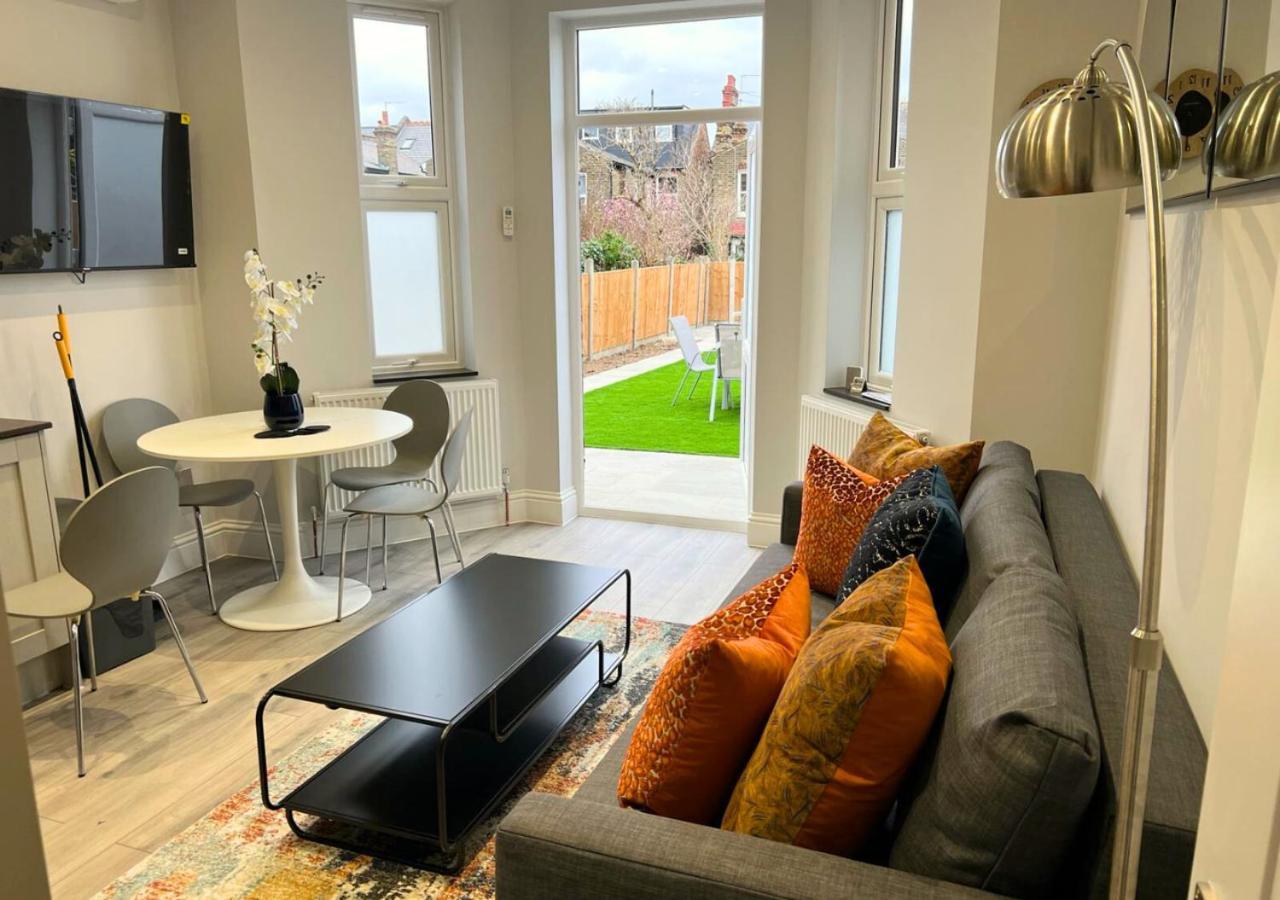 Aisiki At Enfield, Airconditioned & Pet-friendly Ground Floor 3 Bedrooms & 2 Bathrooms Flat With King Or Twin Beds With Garden And Free Wi-fi & Parking Apartment London