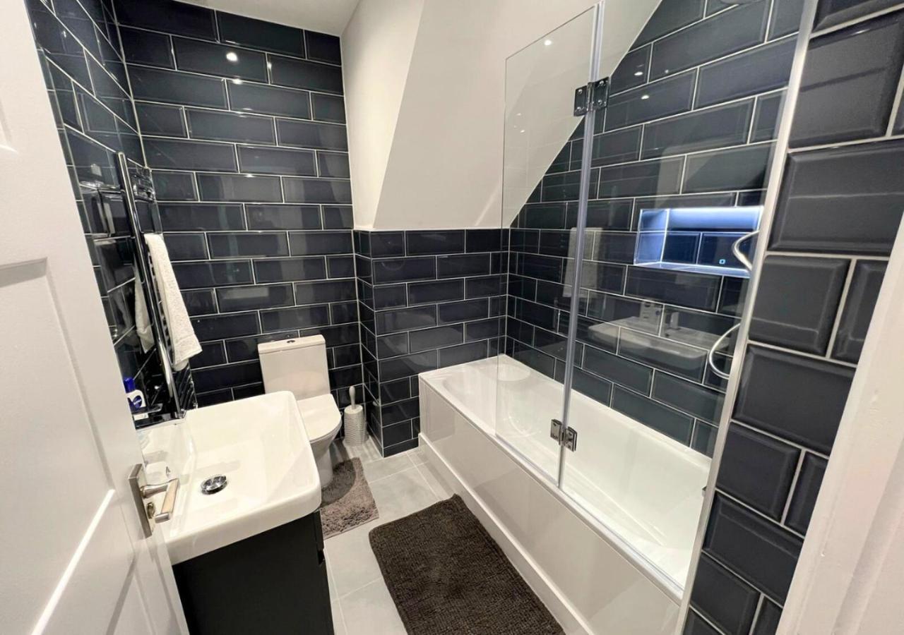 Aisiki At Enfield, Airconditioned & Pet-friendly Ground Floor 3 Bedrooms & 2 Bathrooms Flat With King Or Twin Beds With Garden And Free Wi-fi & Parking Apartment