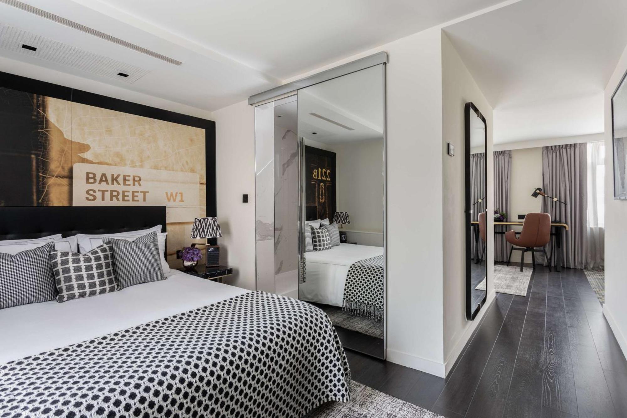 Holmes Hotel 4*