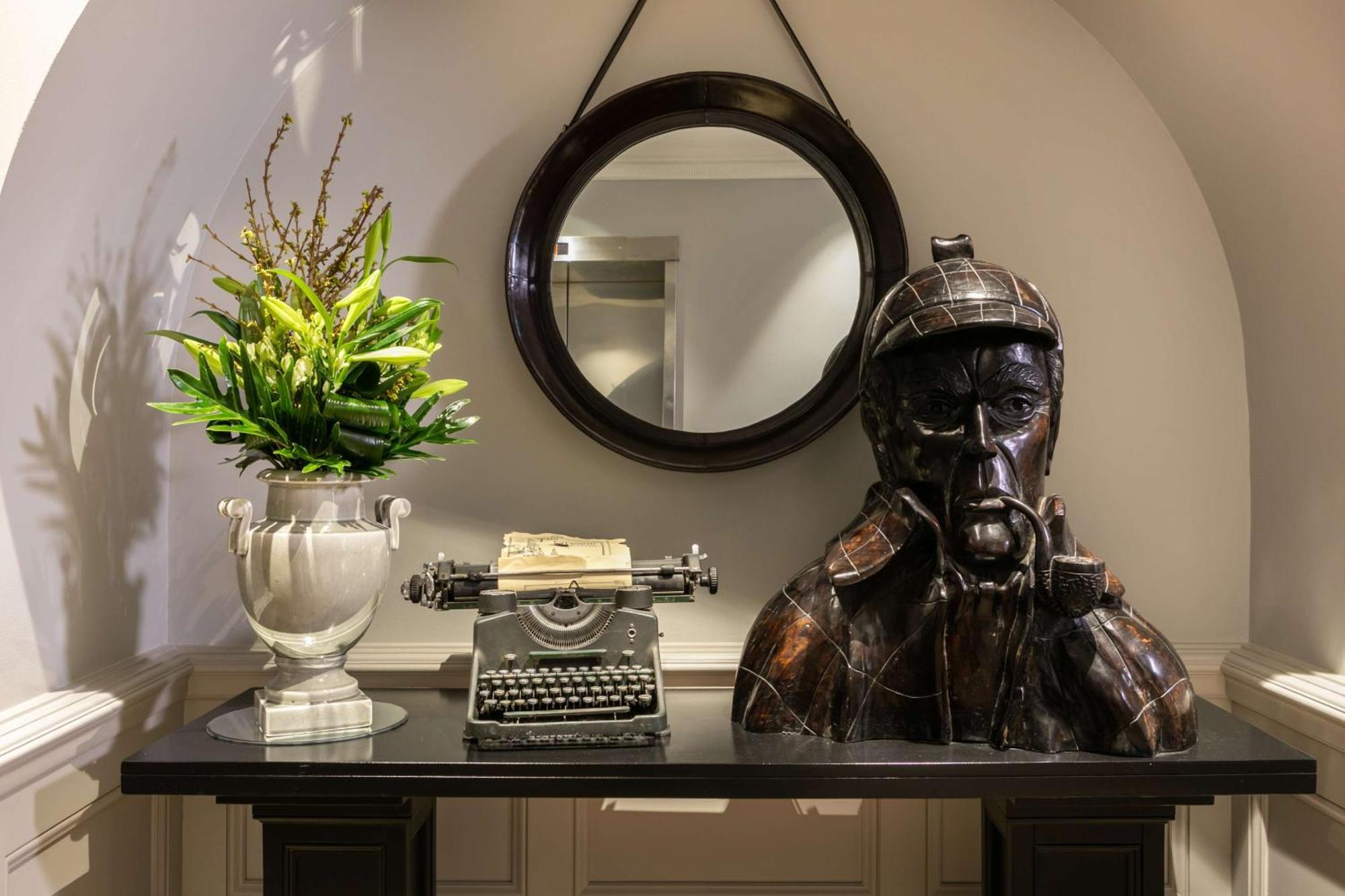 Holmes Hotel 4*