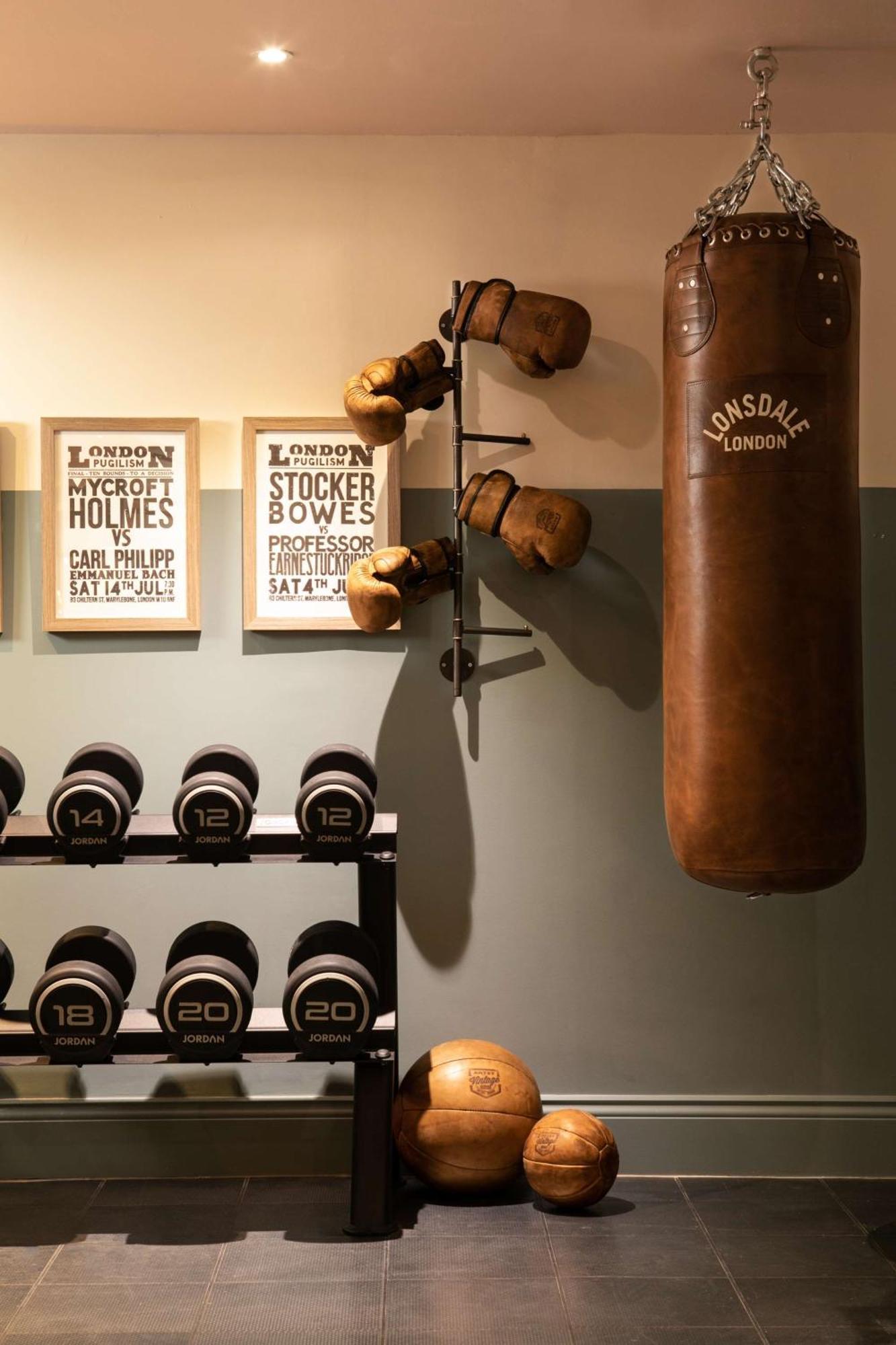 Holmes Hotel 4*