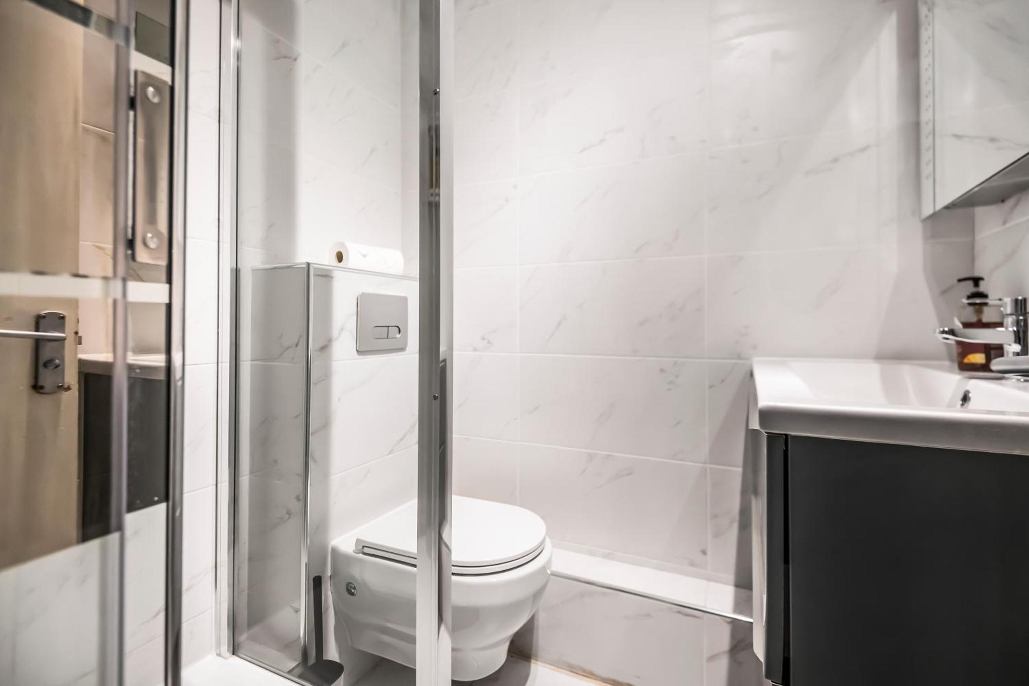 Two Stunning Bedrooms & Private Balcony & River View Privatunterkunft