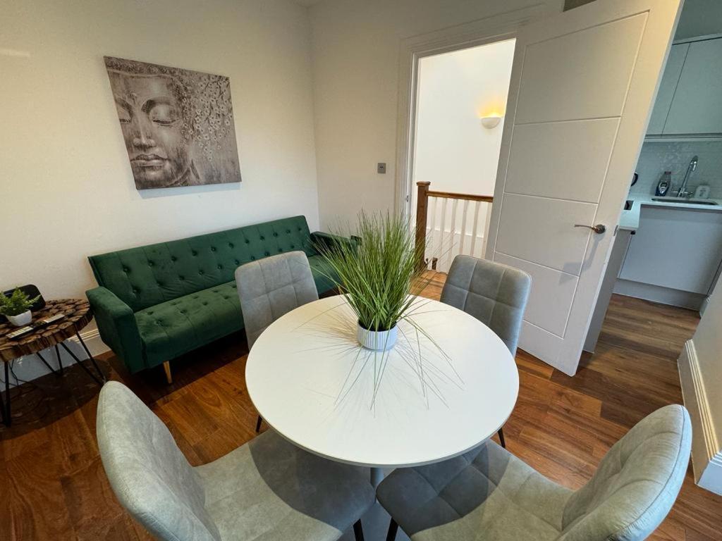 2 Bed 2 Bath Balcony View Wimbledon Tennis Holiday home London
