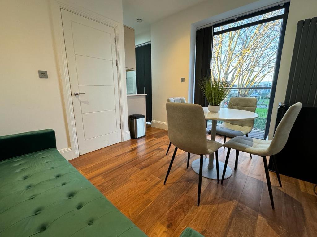 Holiday home 2 Bed 2 Bath Balcony View Wimbledon Tennis *
