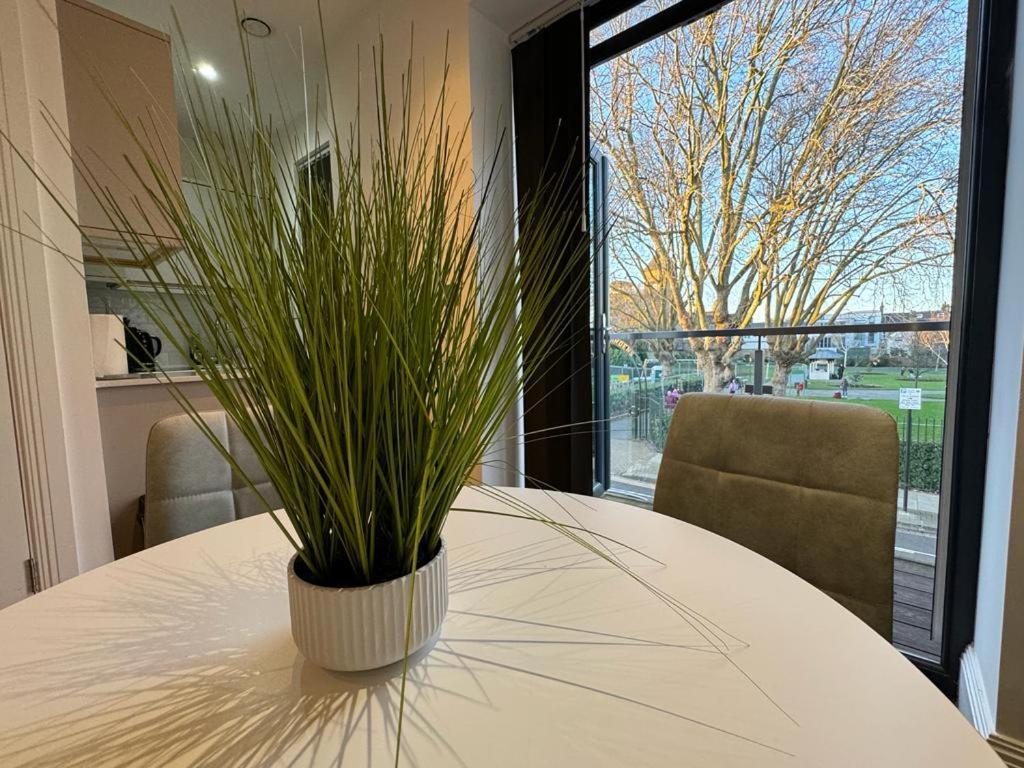 Holiday home 2 Bed 2 Bath Balcony View Wimbledon Tennis *