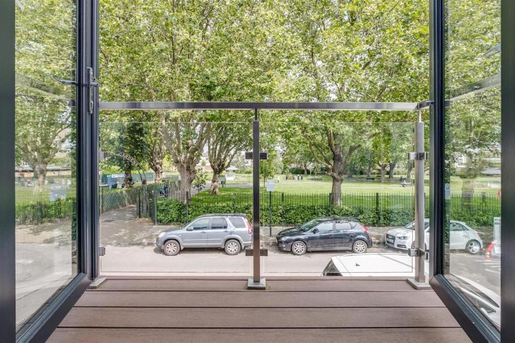 2 Bed 2 Bath Balcony View Wimbledon Tennis London