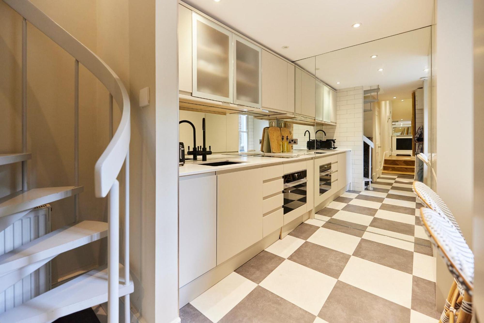 The Designers Kensington - Stylish 1bdr Flat