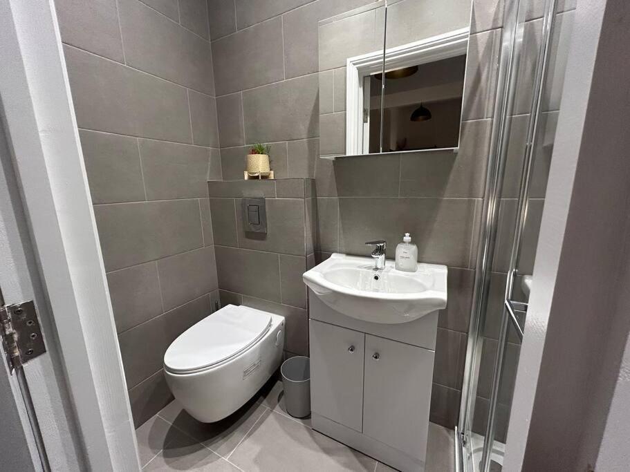 City Studio Escape Near Emirates London