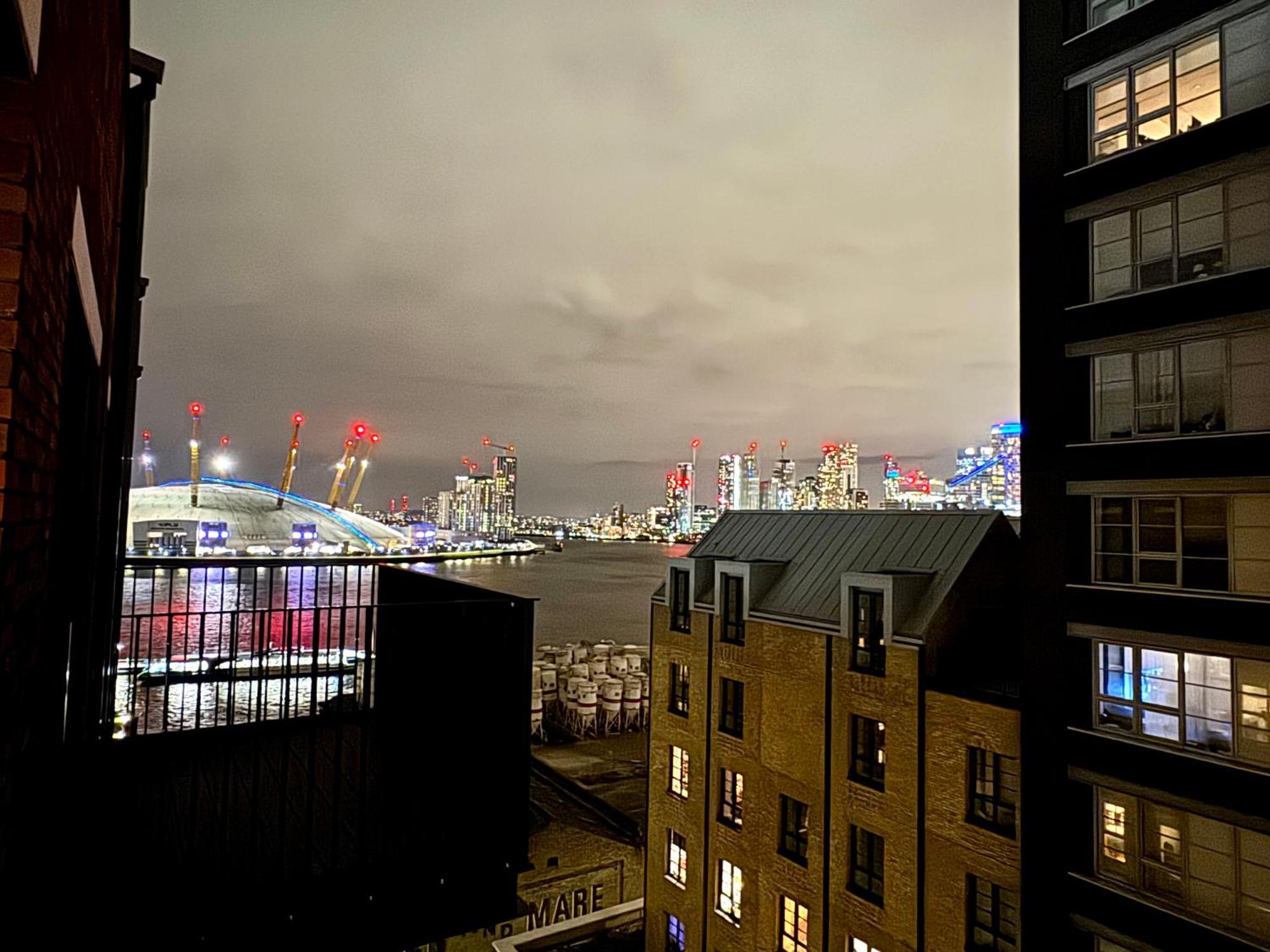 Luxury Flat With Balcony, River View, O2 Arena, Excel, Canary Wharf, Station Apartment London