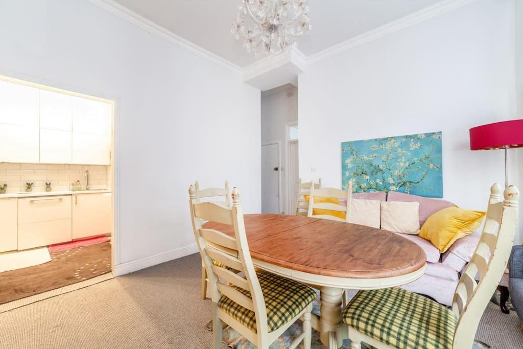 Apartment Modern 1-bed With 3 Minute Walk To Tube Station. London
