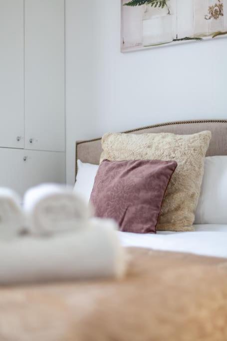 Modern 1-bed With 3 Minute Walk To Tube Station. Apartment *