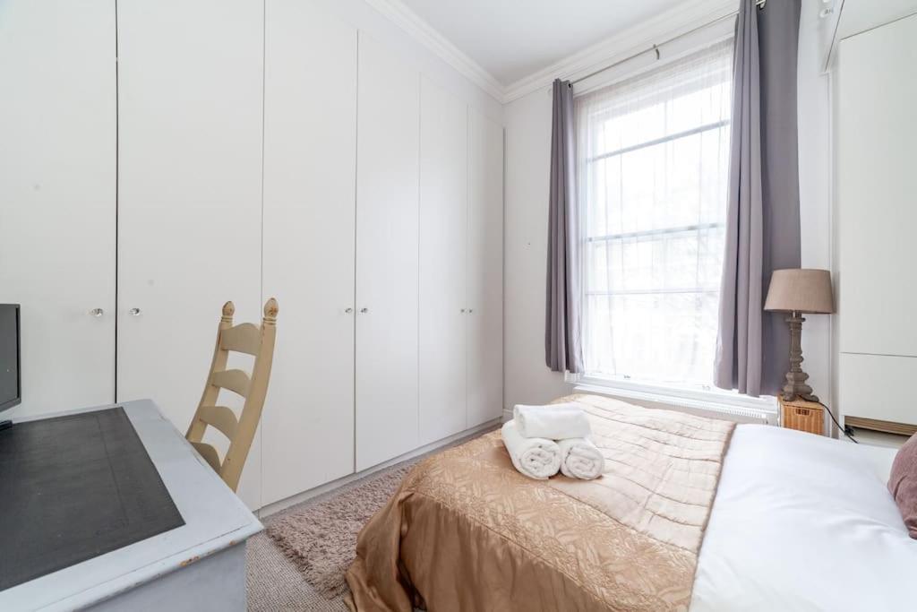 Modern 1-bed With 3 Minute Walk To Tube Station. Apartment London