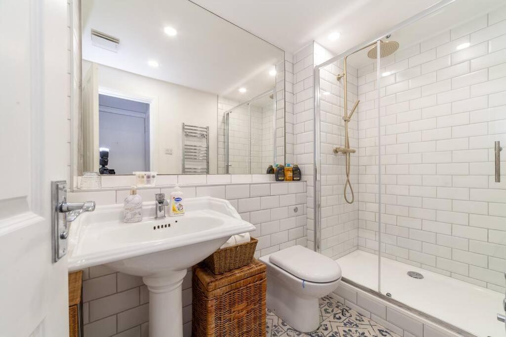 Modern 1-bed With 3 Minute Walk To Tube Station. *