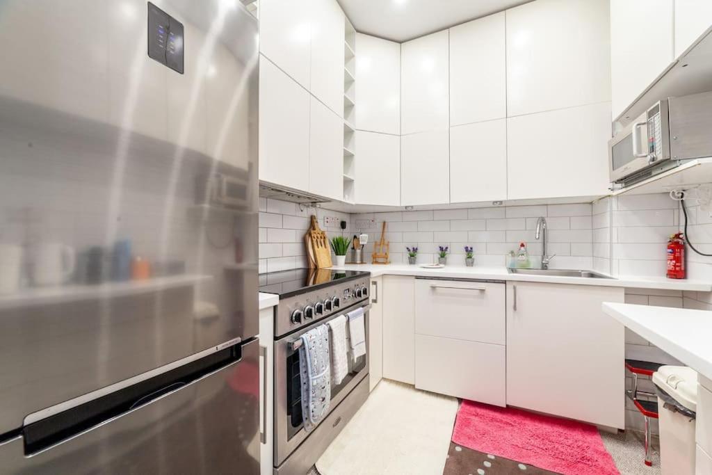 Modern 1-bed With 3 Minute Walk To Tube Station.