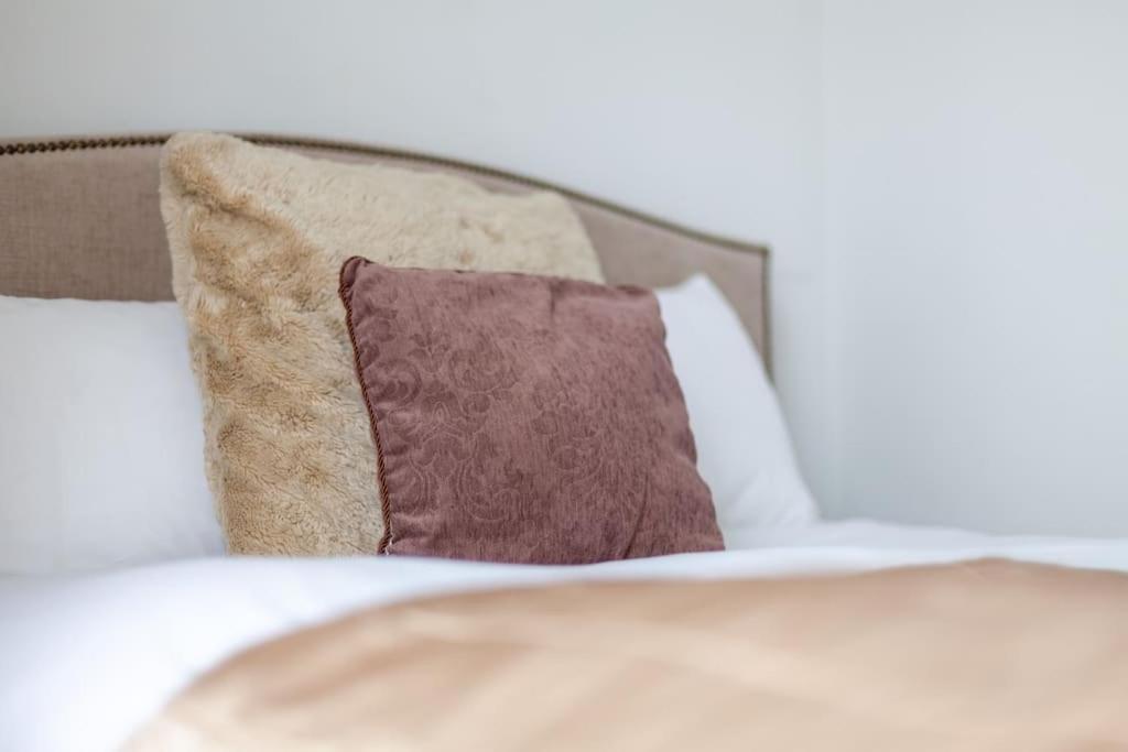 Apartment Modern 1-bed With 3 Minute Walk To Tube Station. *