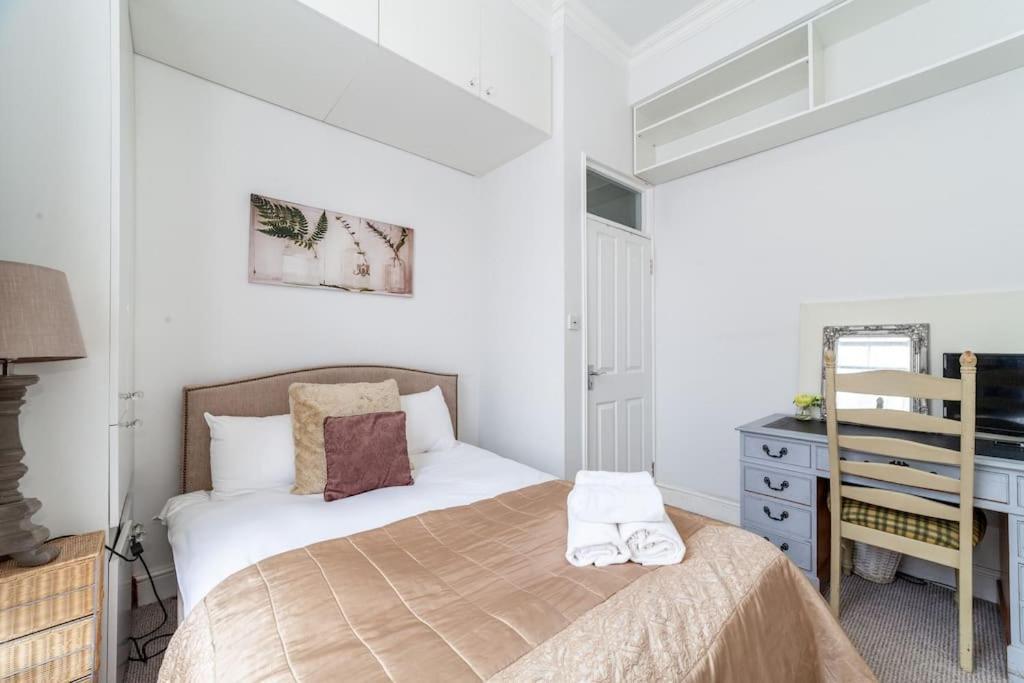 Modern 1-bed With 3 Minute Walk To Tube Station. Apartment *
