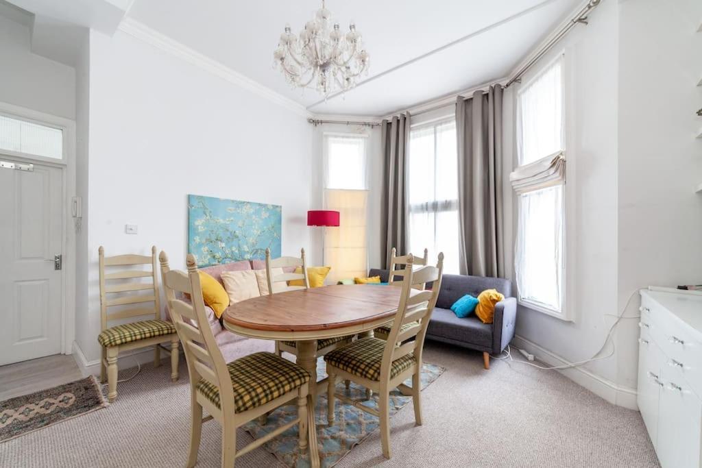 Modern 1-bed With 3 Minute Walk To Tube Station.