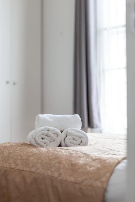 Modern 1-bed With 3 Minute Walk To Tube Station. *