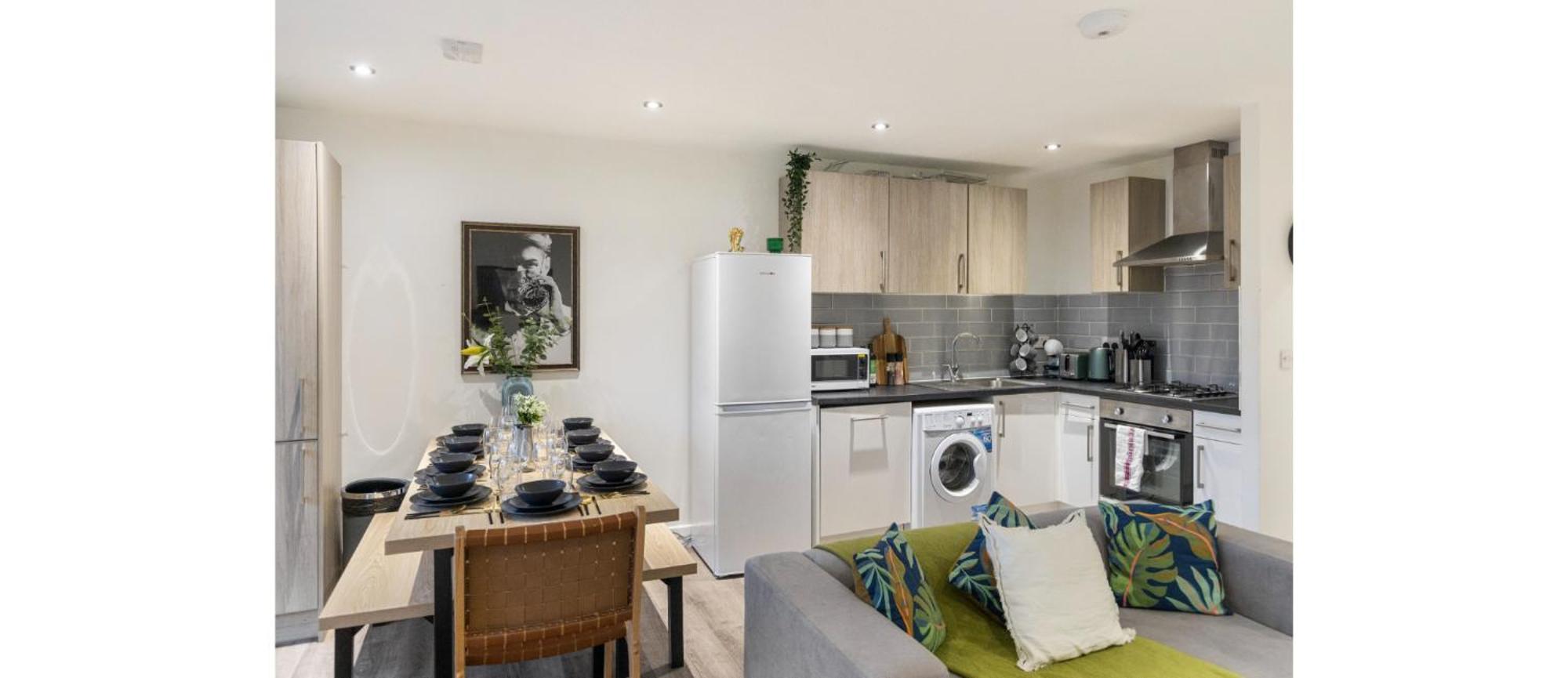 Apartment A Splash Of Color: Spacious & Funky 3-br Flat London