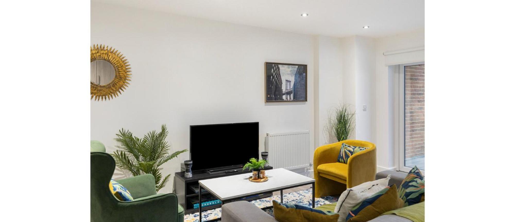 Apartment A Splash Of Color: Spacious & Funky 3-br Flat *