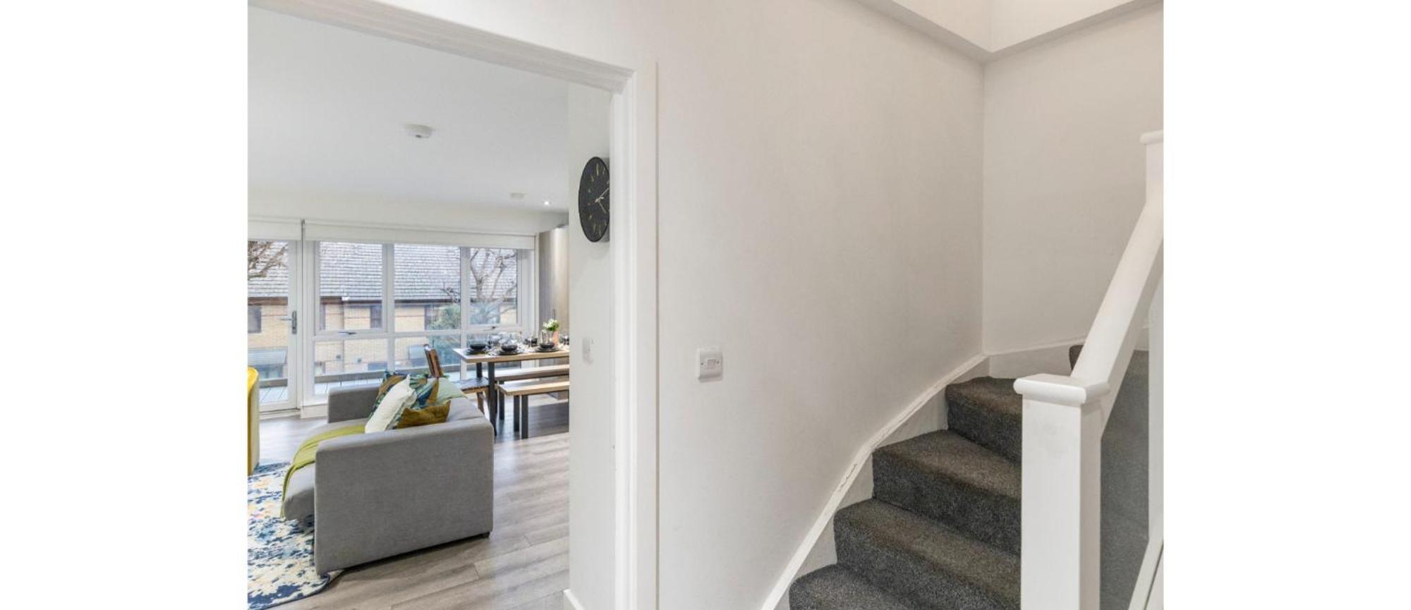 Apartment A Splash Of Color: Spacious & Funky 3-br Flat London