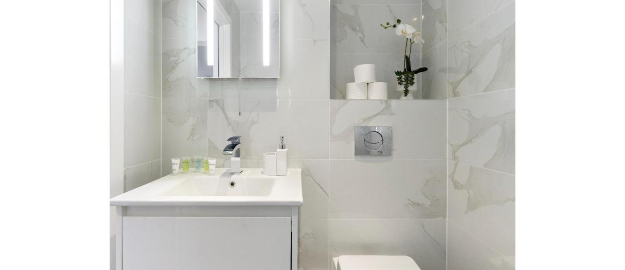 A Splash Of Color: Spacious & Funky 3-br Flat Apartment London