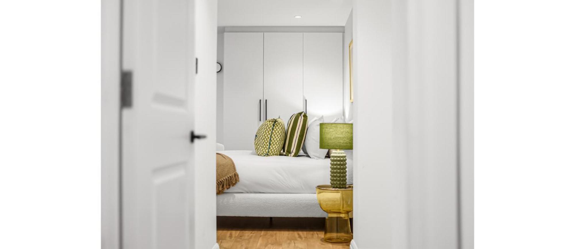 Calling: 2br Flat With Chic Flair Apartment *