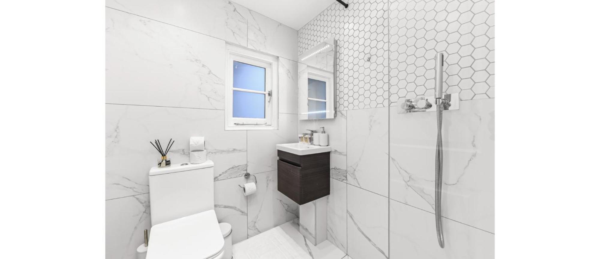 Calling: 2br Flat With Chic Flair Apartment *