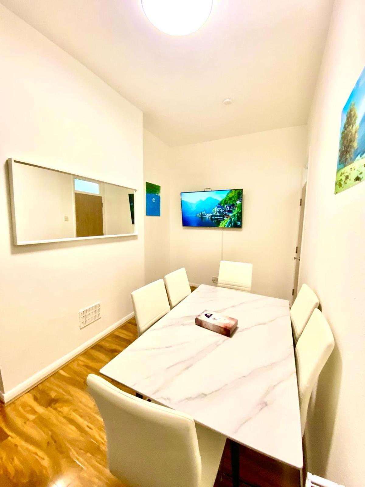 Beautiful Two Bedroom With Free Car Park In Apartment *