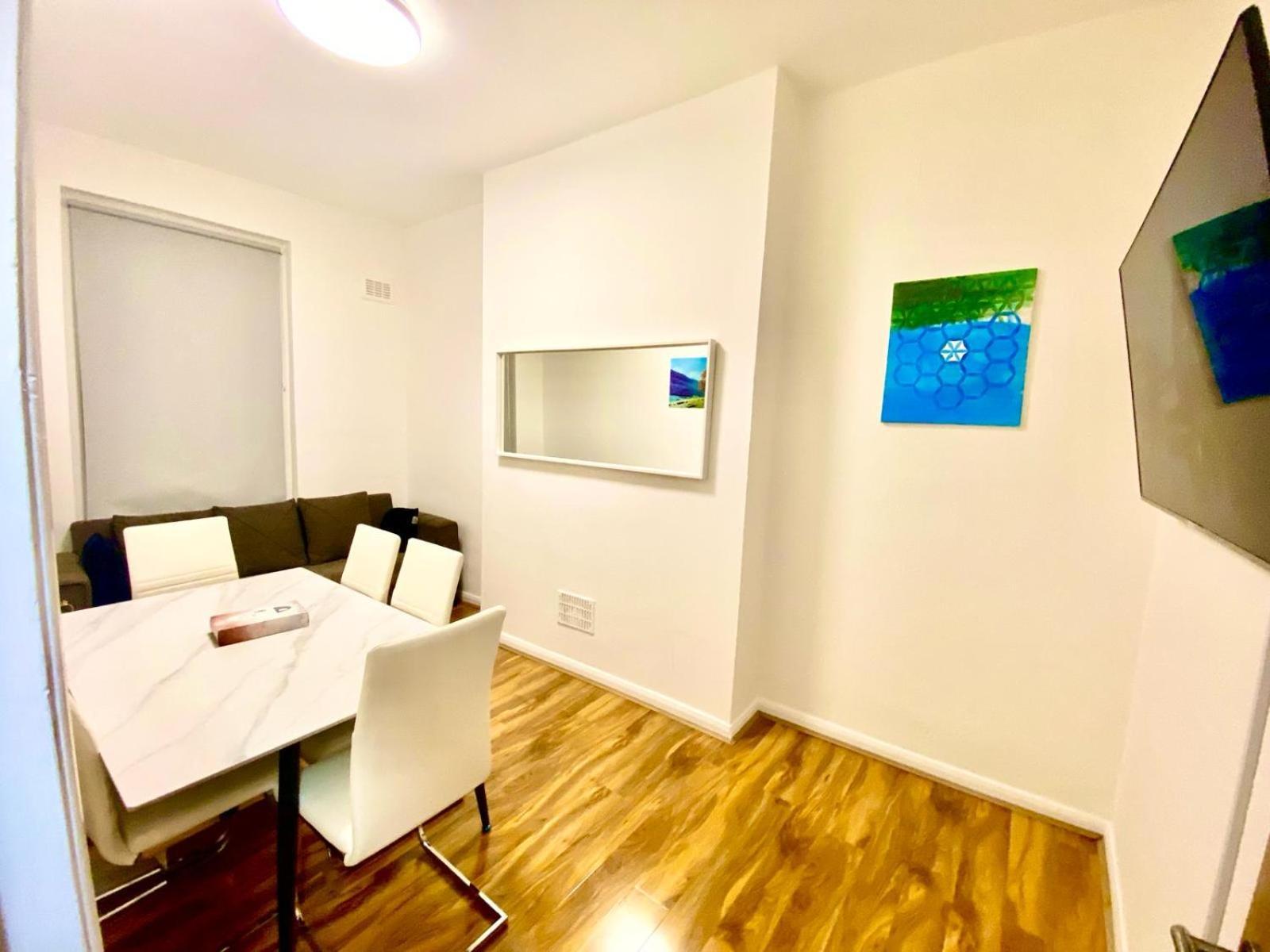 Beautiful Two Bedroom With Free Car Park In * London