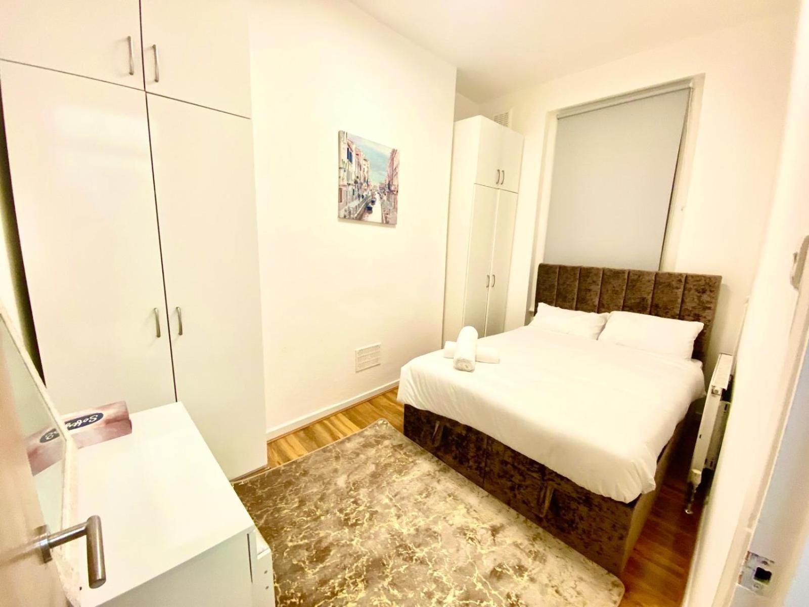 Beautiful Two Bedroom With Free Car Park In * London