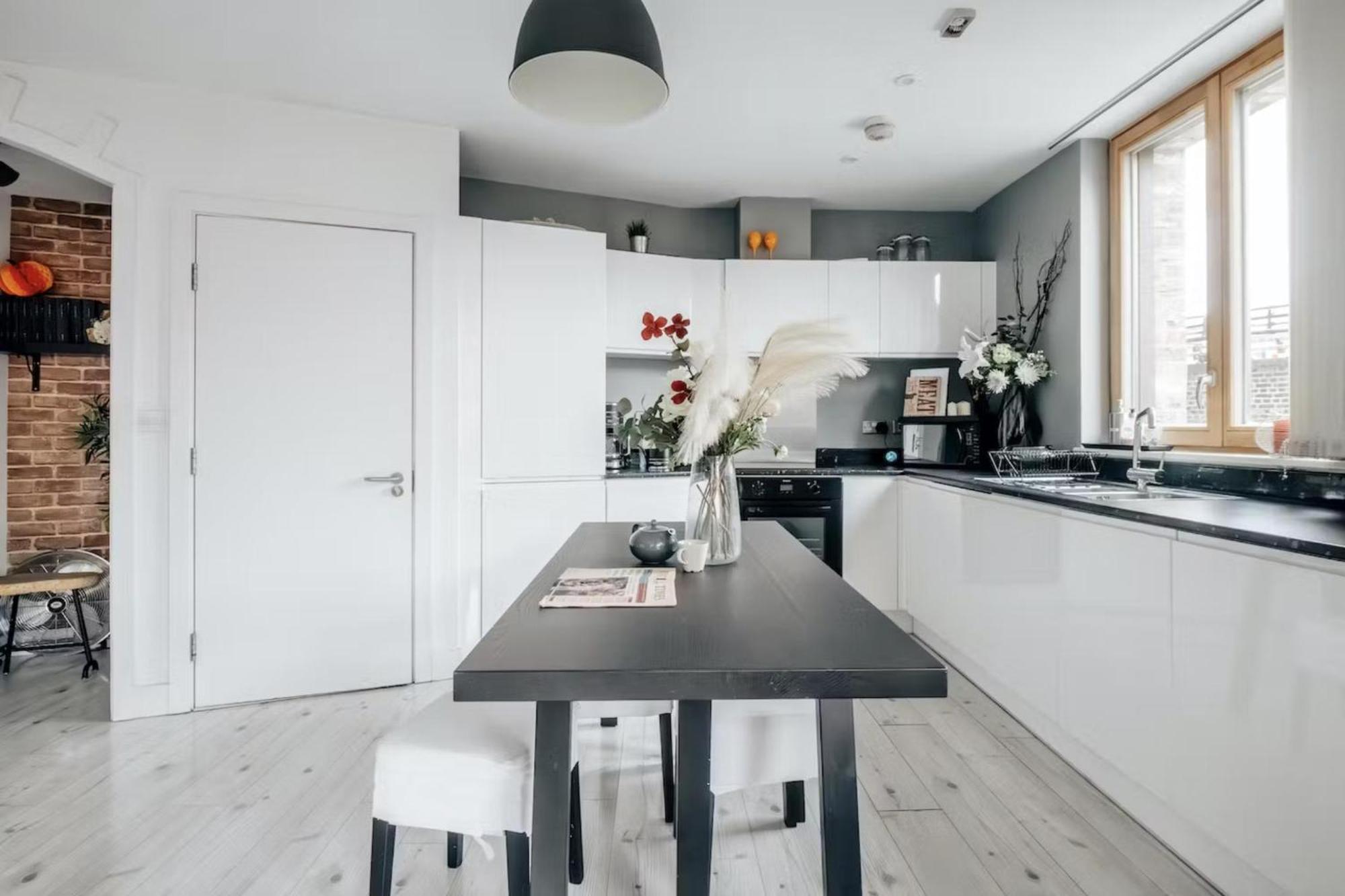 Stunning 2-bed & Balcony In Notting Hill Apartment